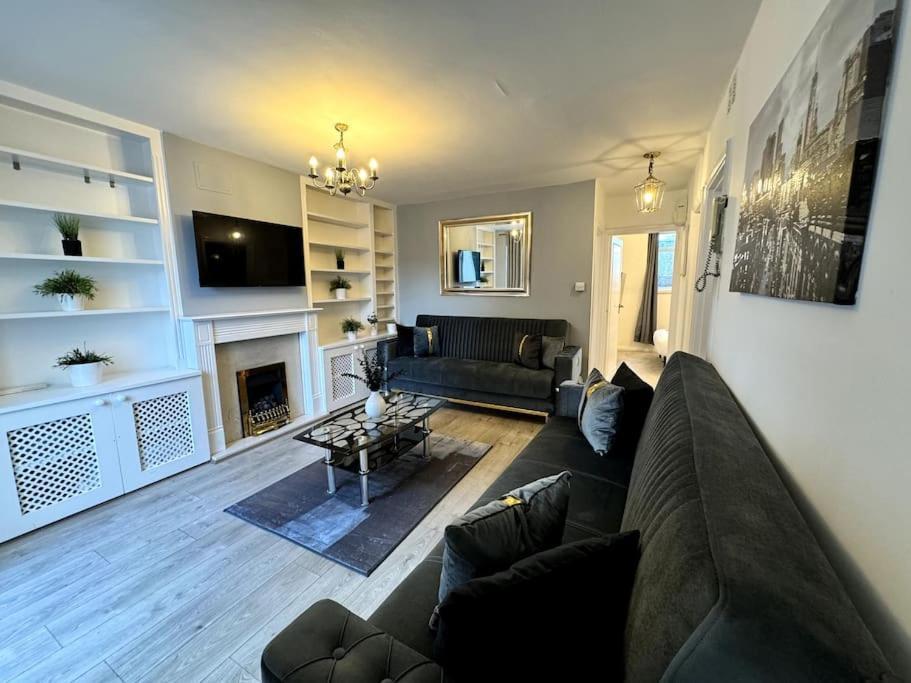 Newly Renovated Kensington 2 Bedroom Apartment With Balcony Near Harrods Sleeps 6, 2 Min Walk From Station Londres Extérieur photo