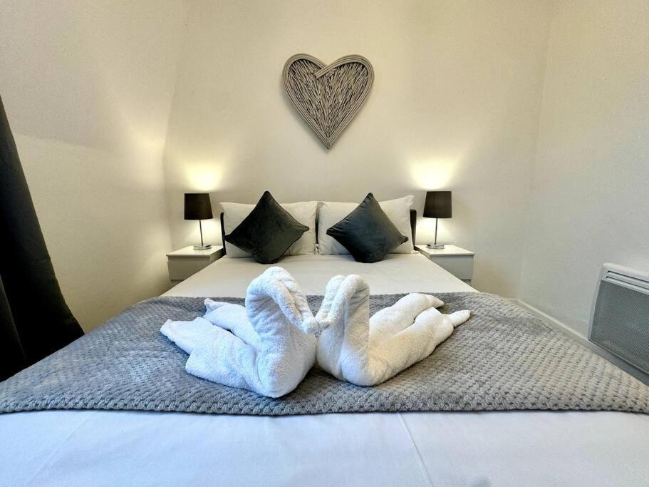 Newly Renovated Kensington 2 Bedroom Apartment With Balcony Near Harrods Sleeps 6, 2 Min Walk From Station Londres Extérieur photo