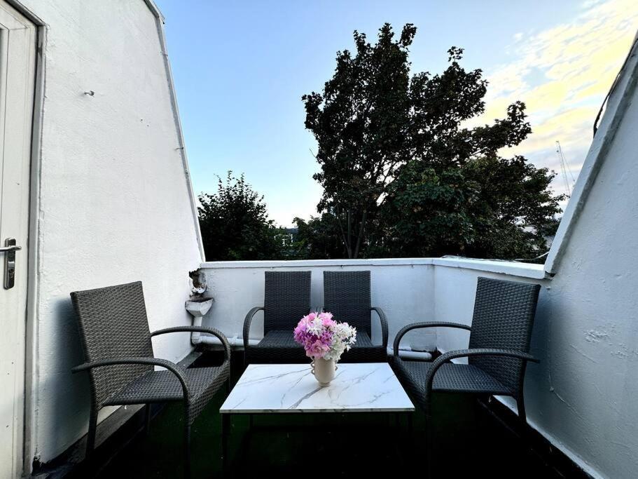 Newly Renovated Kensington 2 Bedroom Apartment With Balcony Near Harrods Sleeps 6, 2 Min Walk From Station Londres Extérieur photo