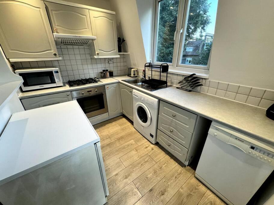 Newly Renovated Kensington 2 Bedroom Apartment With Balcony Near Harrods Sleeps 6, 2 Min Walk From Station Londres Extérieur photo