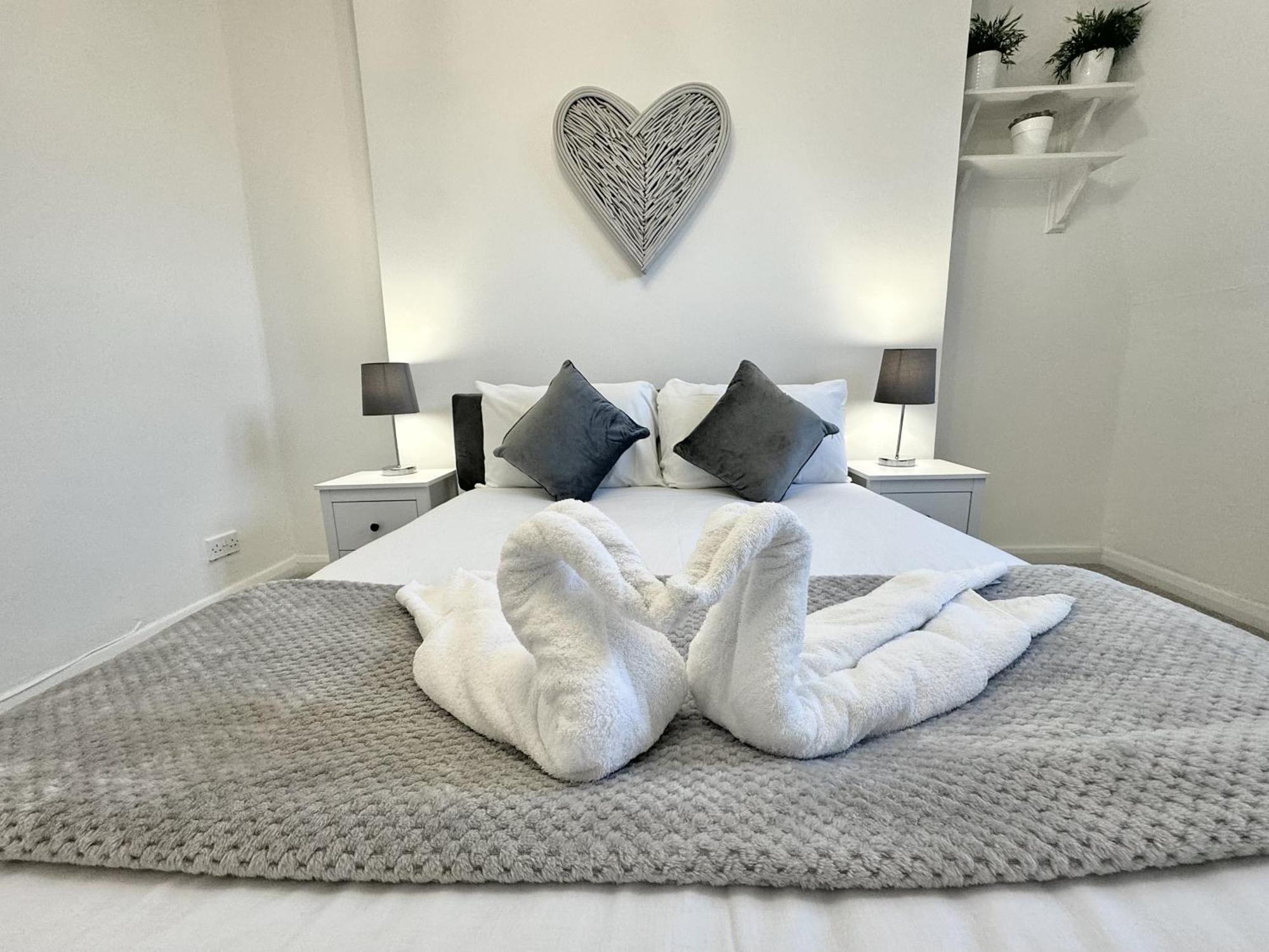 Newly Renovated Kensington 2 Bedroom Apartment With Balcony Near Harrods Sleeps 6, 2 Min Walk From Station Londres Extérieur photo