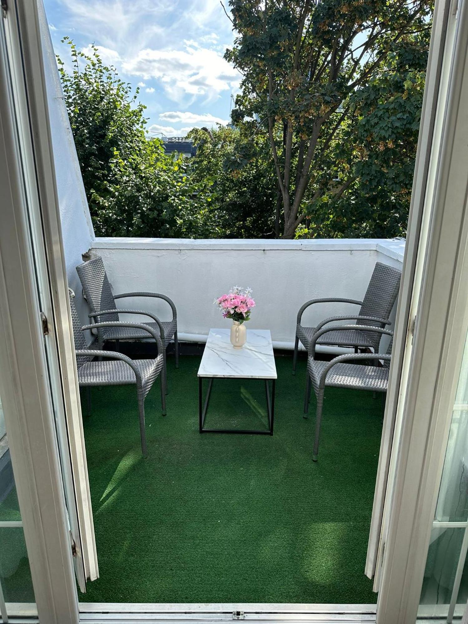 Newly Renovated Kensington 2 Bedroom Apartment With Balcony Near Harrods Sleeps 6, 2 Min Walk From Station Londres Extérieur photo