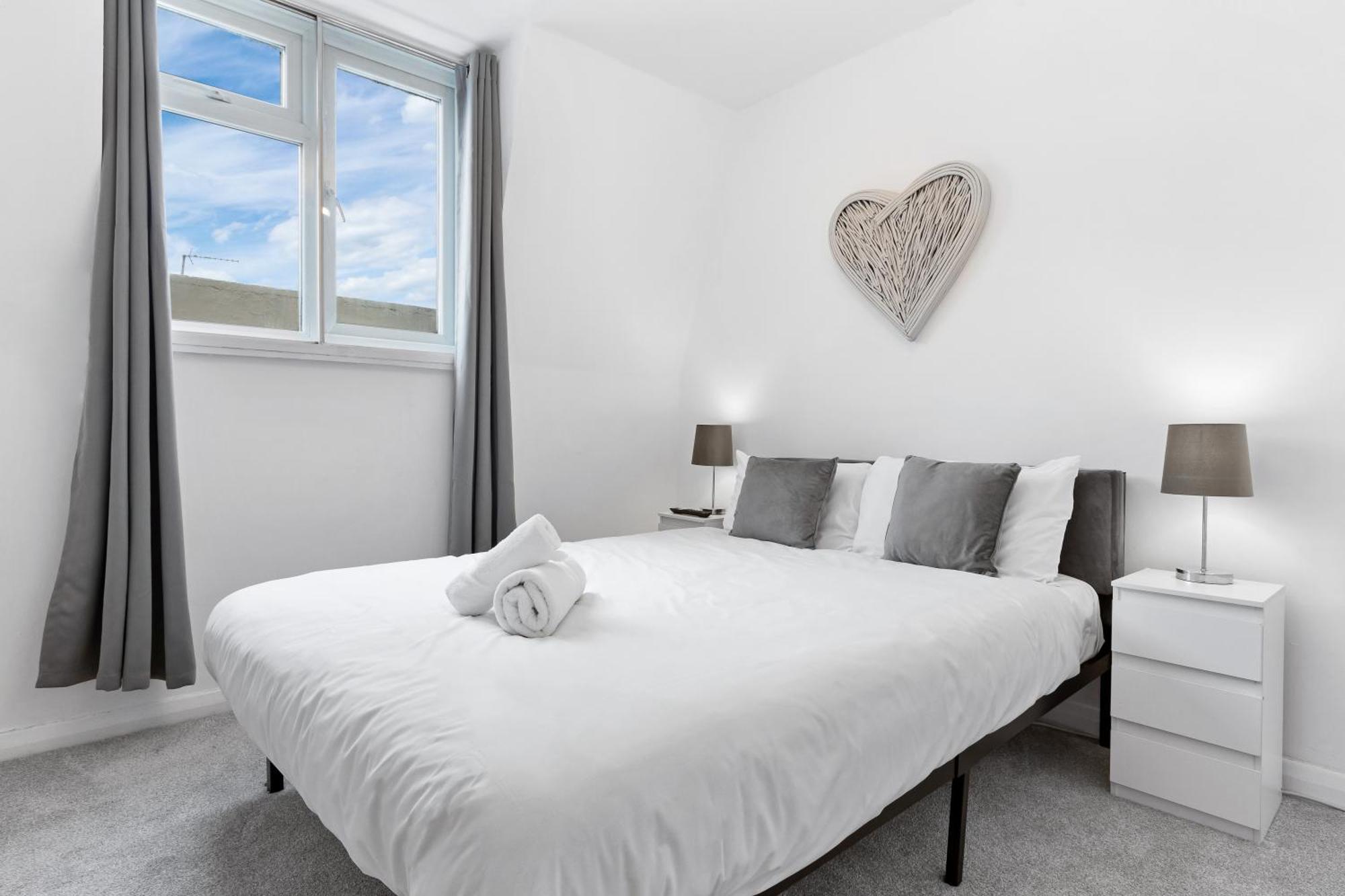 Newly Renovated Kensington 2 Bedroom Apartment With Balcony Near Harrods Sleeps 6, 2 Min Walk From Station Londres Extérieur photo