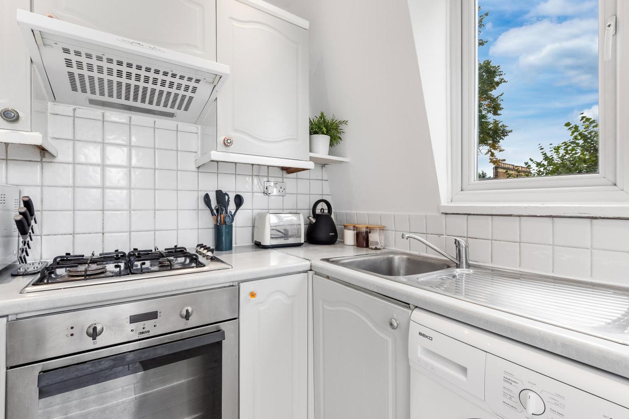 Newly Renovated Kensington 2 Bedroom Apartment With Balcony Near Harrods Sleeps 6, 2 Min Walk From Station Londres Extérieur photo