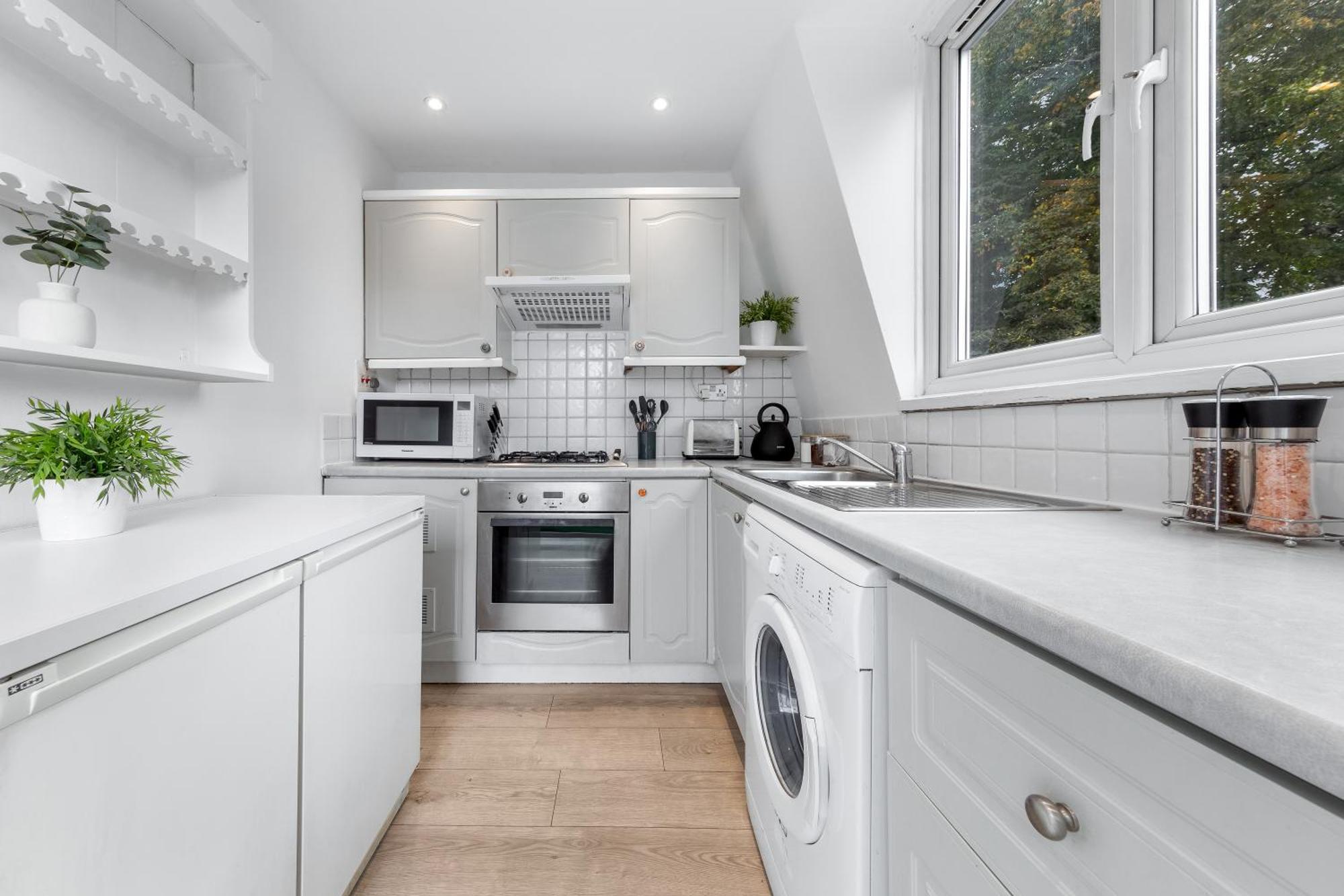 Newly Renovated Kensington 2 Bedroom Apartment With Balcony Near Harrods Sleeps 6, 2 Min Walk From Station Londres Extérieur photo