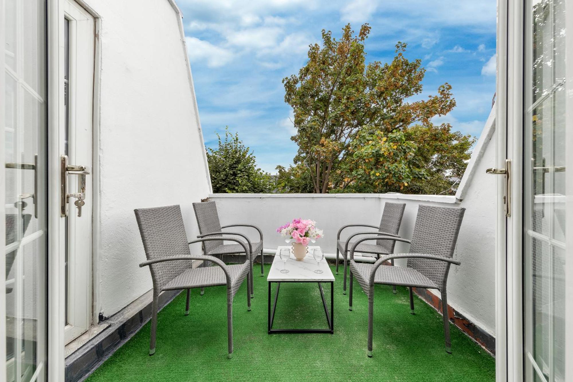 Newly Renovated Kensington 2 Bedroom Apartment With Balcony Near Harrods Sleeps 6, 2 Min Walk From Station Londres Extérieur photo