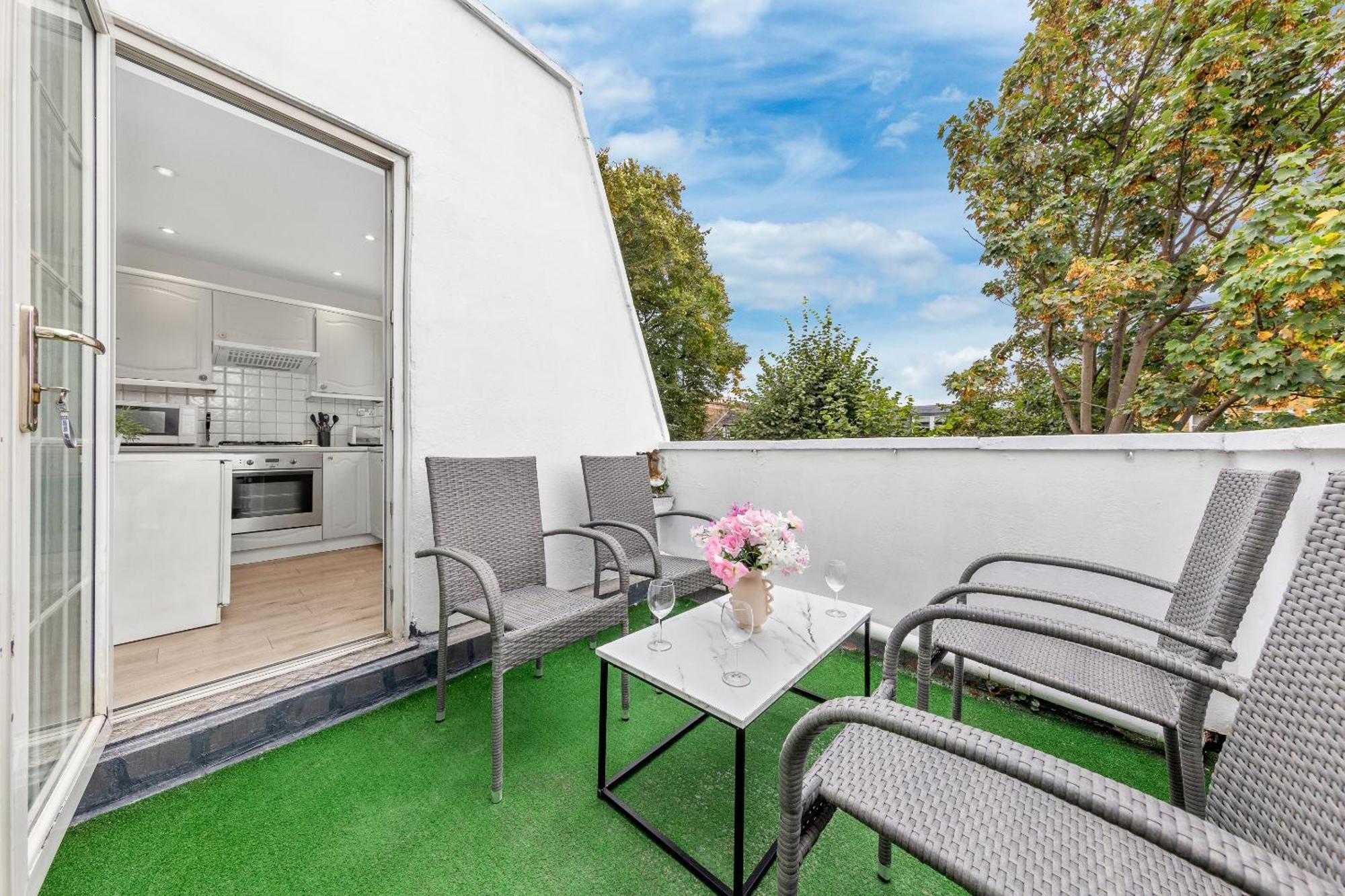Newly Renovated Kensington 2 Bedroom Apartment With Balcony Near Harrods Sleeps 6, 2 Min Walk From Station Londres Extérieur photo