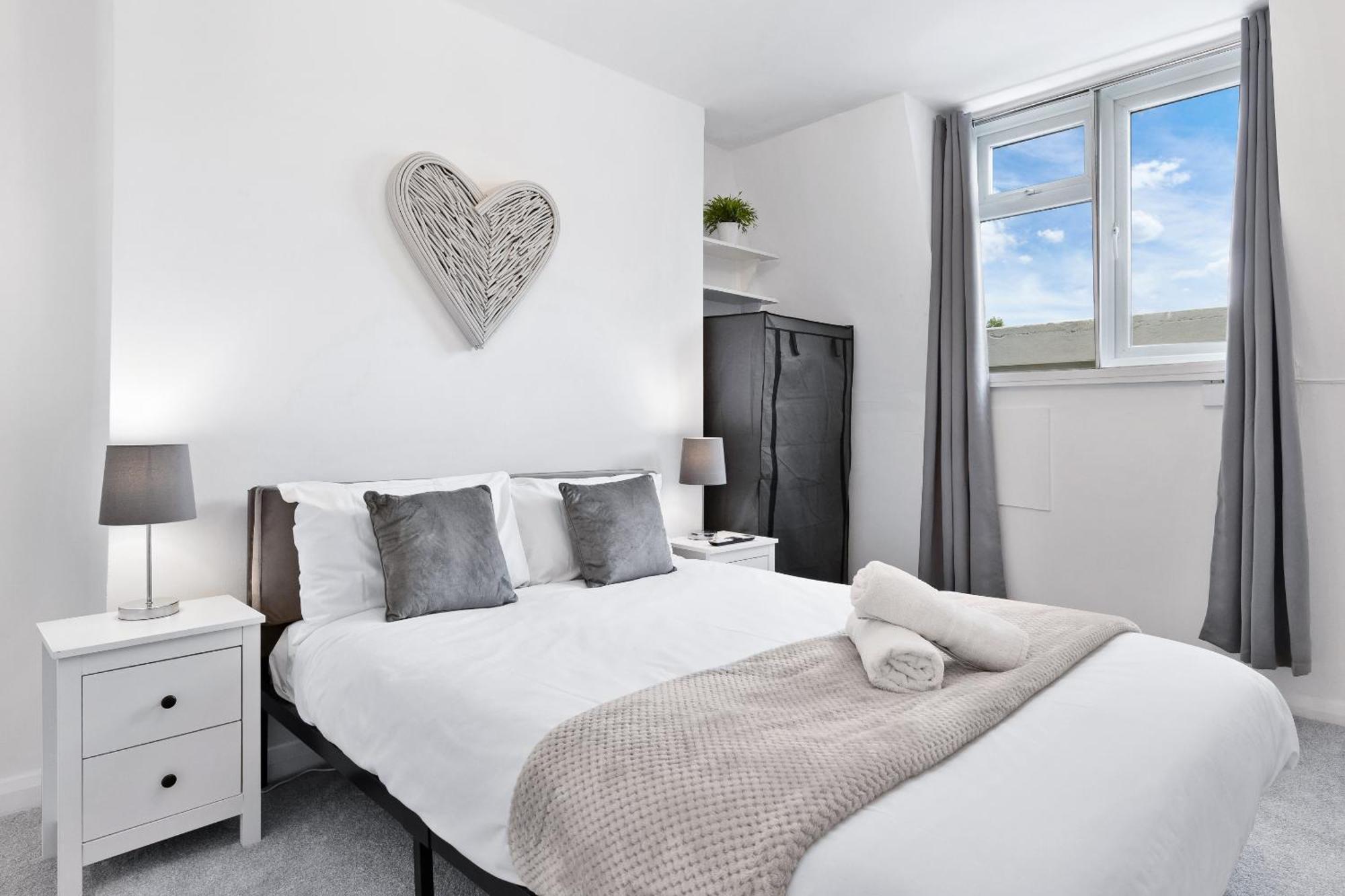 Newly Renovated Kensington 2 Bedroom Apartment With Balcony Near Harrods Sleeps 6, 2 Min Walk From Station Londres Extérieur photo
