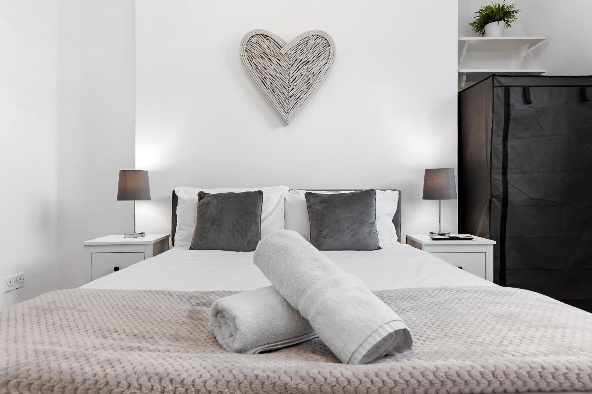 Newly Renovated Kensington 2 Bedroom Apartment With Balcony Near Harrods Sleeps 6, 2 Min Walk From Station Londres Extérieur photo