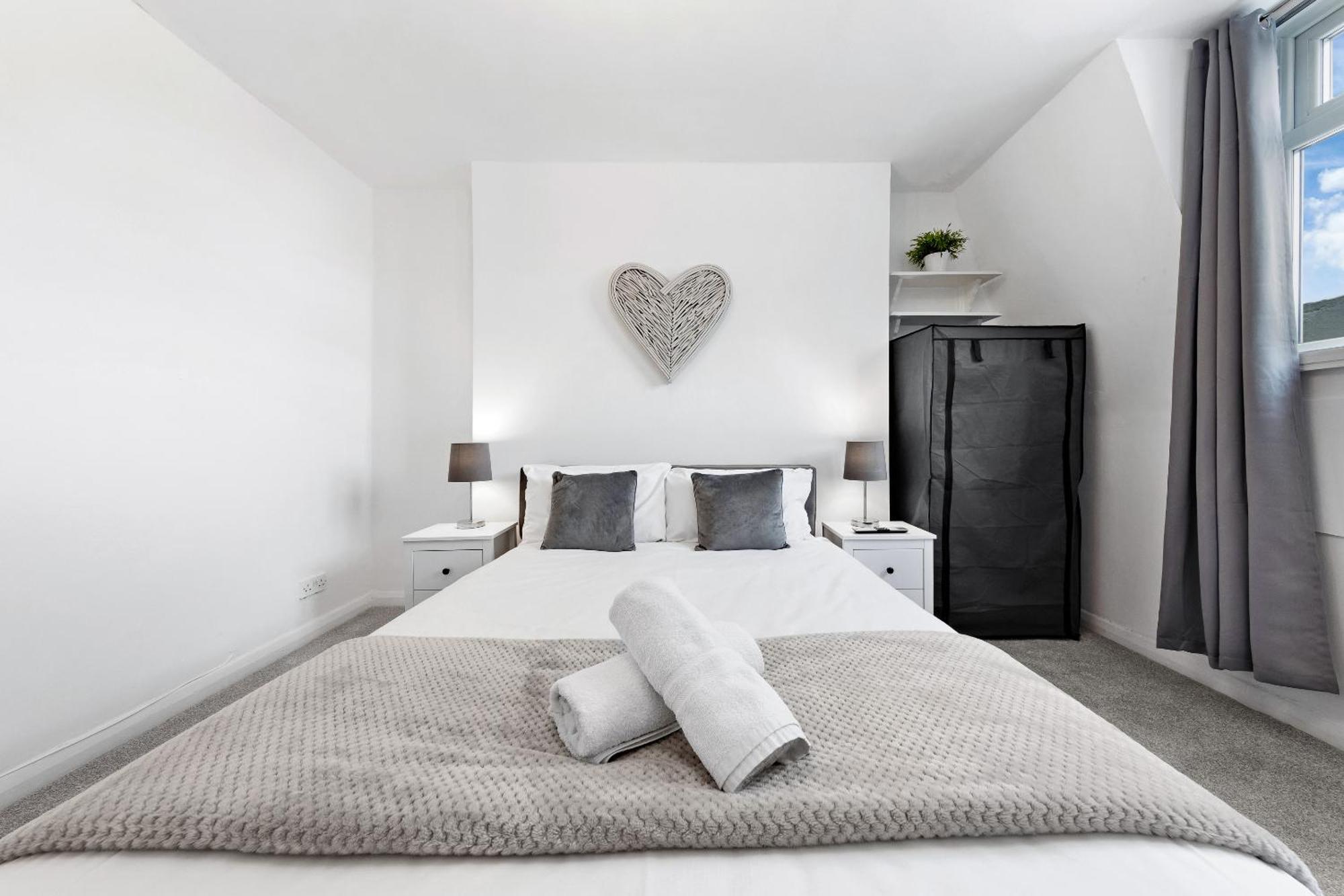 Newly Renovated Kensington 2 Bedroom Apartment With Balcony Near Harrods Sleeps 6, 2 Min Walk From Station Londres Extérieur photo